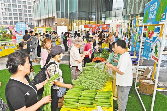 &ldquo;背篓专线&rdquo;进商圈 &ldquo;农夫鲜市&rdquo;开张了
